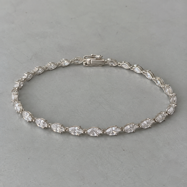 Simulated bracelet source photo